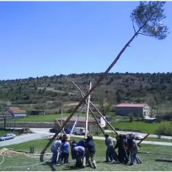 Vadillo recupera la ancestral tradición de la Pingada del Mayo