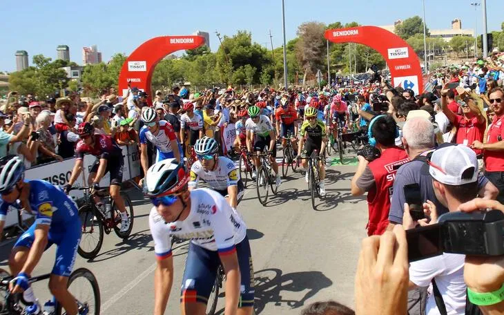 Benidorm se prepara para acoger la fan zone de La Vuelta este domingo