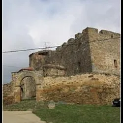 Valtajeros recupera la historia de su iglesia fortaleza del Collado