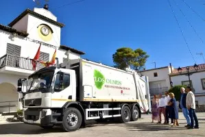 La Mancomunidad Los Olmos estrena camión para mejorar la recogida de residuos en cuatro municipios
