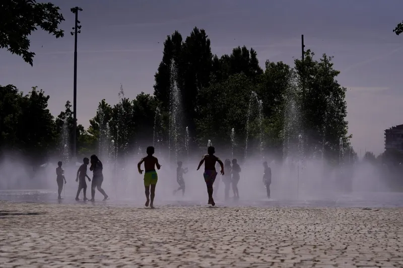 Madrid activa medidas contra el calor: nebulizadores, refugios y protección laboral