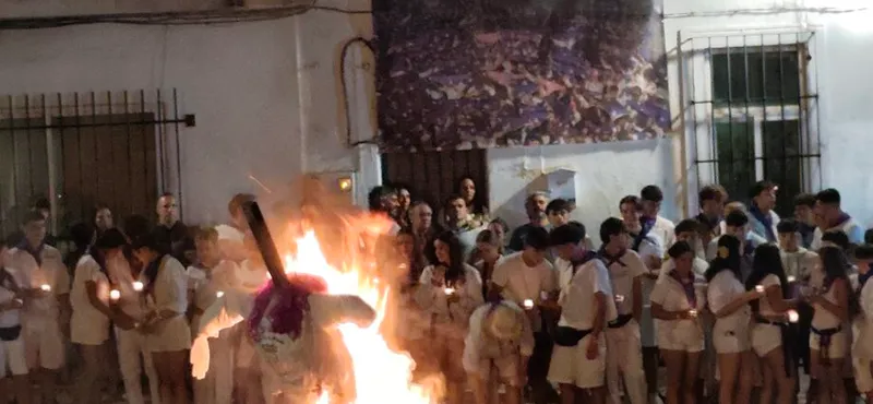 Alalpardo despide sus fiestas patronales con la tradicional procesión de velas y la quema del mozo