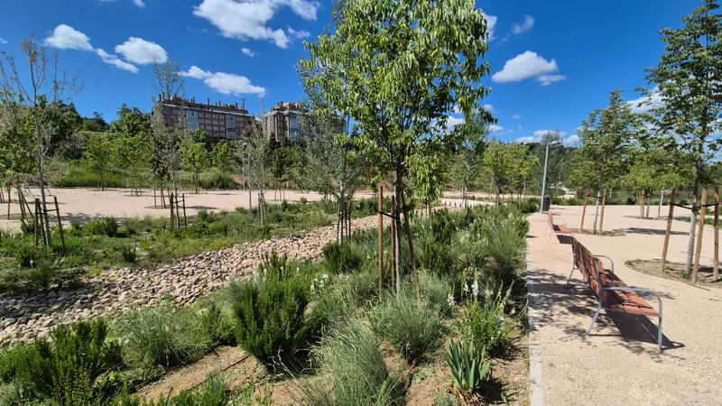 Peñagrande estrena una nueva zona verde de 25.300 m2 con arbolado y equipamiento deportivo
