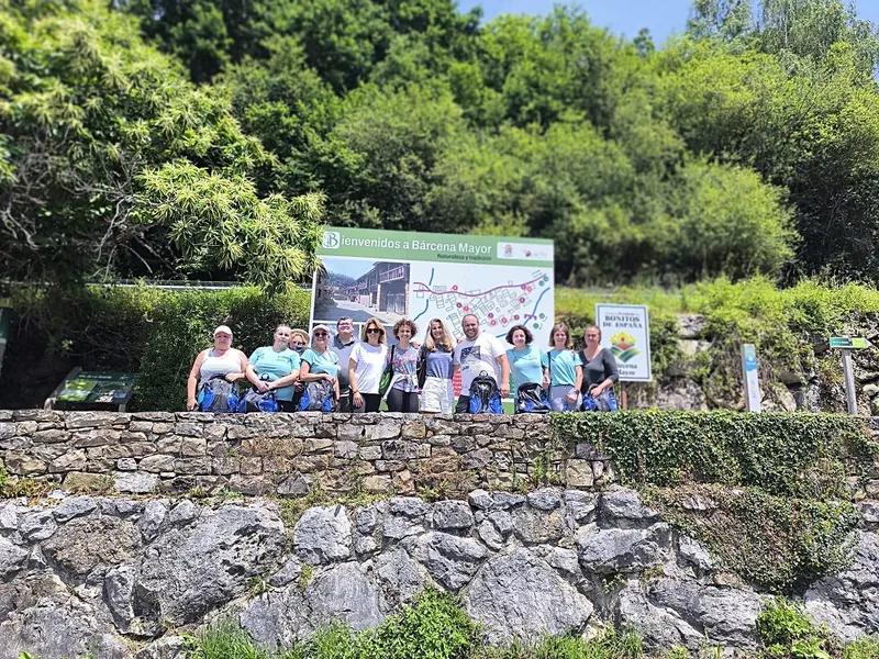 Alumnado del programa 'Dinamiza Cayón' practica orientación en Bárcena Mayor