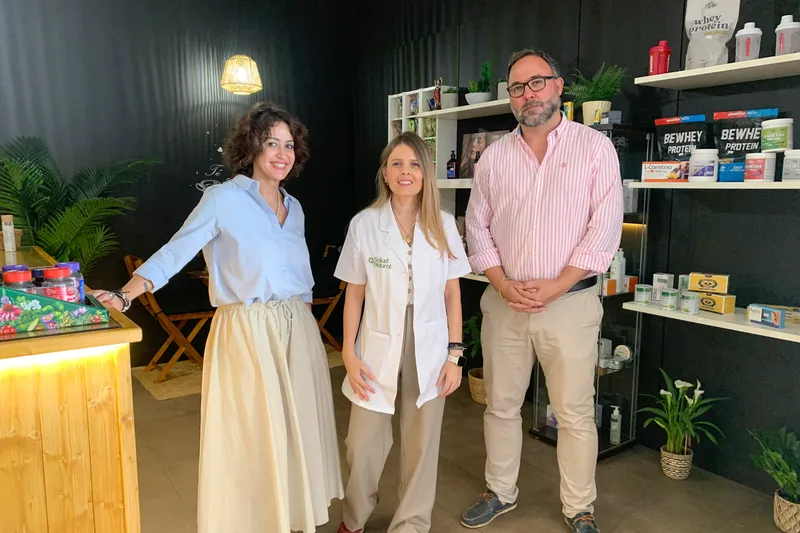 El alcalde de Tomelloso visita el nuevo herbolario Salud Natural