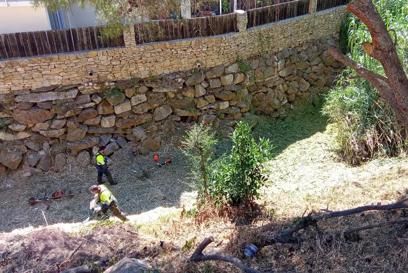 Benalmádena refuerza la prevención de incendios con limpieza de cauces y desbroce de parcelas