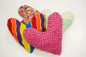 Vecinas de Utebo tejen corazones solidarios para pacientes de cáncer de mama