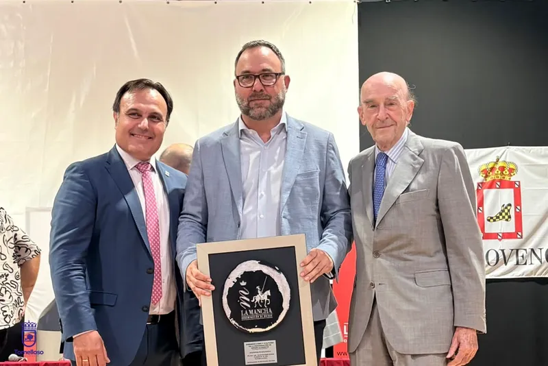 La DO La Mancha premia a Tomelloso por su impulso al enoturismo sostenible