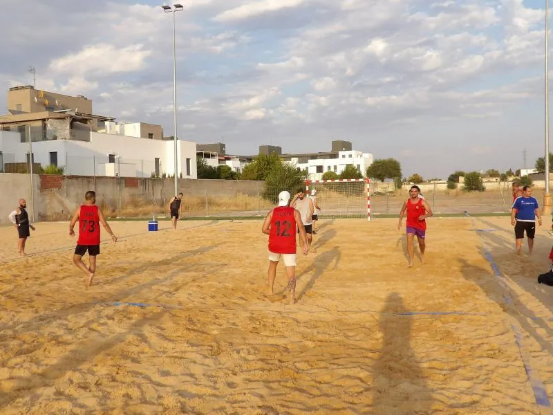 Arranca la V Liga Local de Balonmano Playa en Daimiel con seis equipos