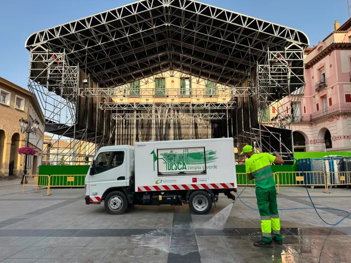 Huesca estrena hidrolimpiadora para mejorar la limpieza urbana