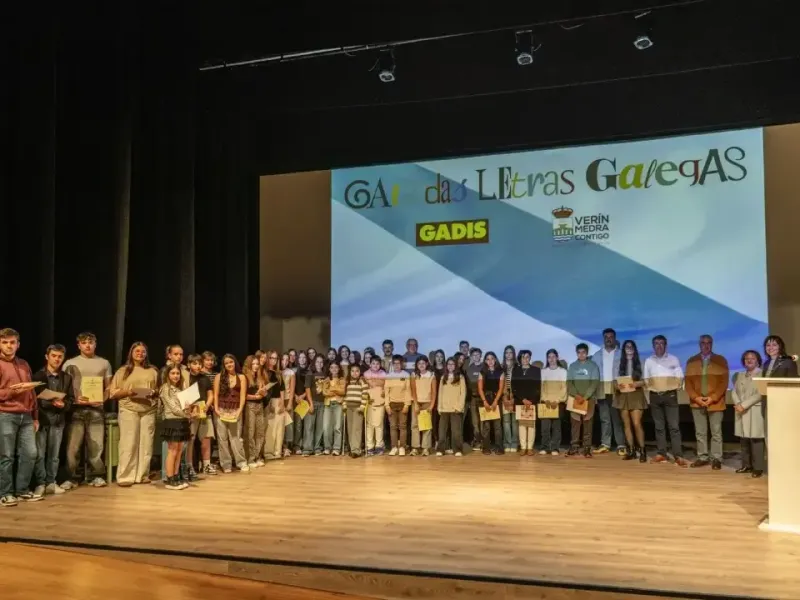 Verín celebra las Letras Galegas con un mural colectivo creado por escolares y Leandro Lamas