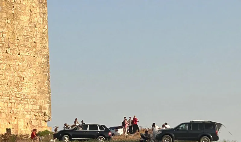 Detenido un hombre por dañar merlones de la muralla medieval de Niebla