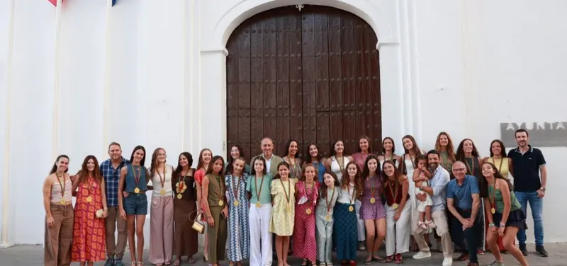 Tomares homenajea a sus campeonas de voleibol alevín y cadete por sus éxitos provinciales, andaluces y nacionales