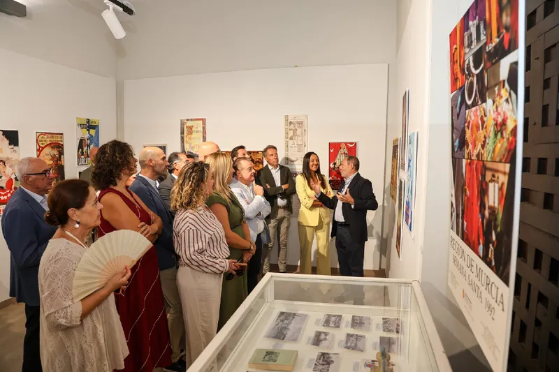 Lorca exhibe un siglo de historia turística regional en el Palacio de Guevara