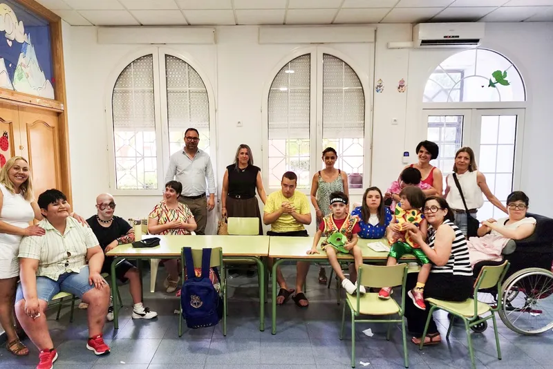 Javier Navarro clausura el curso de la ludoteca 'Nadie es tan Feliz' en Tomelloso