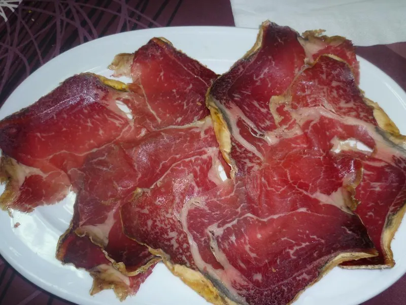Madroñera celebra su rica gastronomía con platos típicos y la calidez de sus gentes