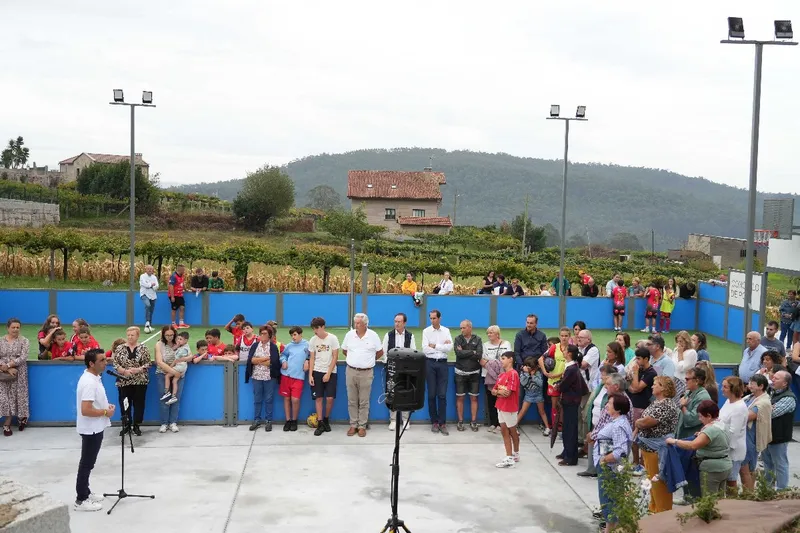 La Diputación de Pontevedra inaugura una nueva pista polideportiva en Vilariño, Poio