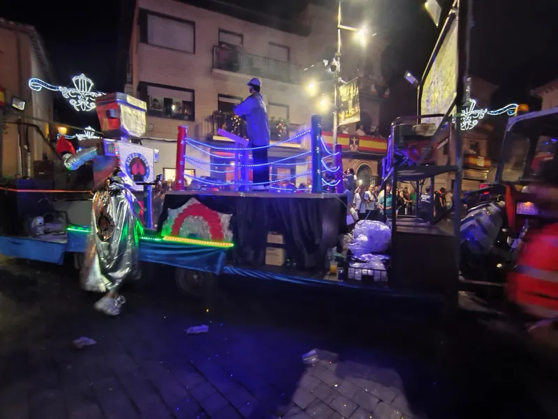 Bargas celebra un colorido desfile de carrozas con miles de asistentes