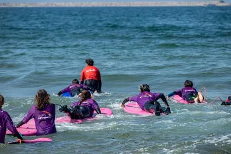 Oleiros impulsa el deporte con escuelas municipales de golf y surf