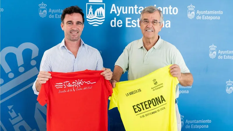 Estepona se viste de rojo para celebrar La Vuelta 2026 con reparto de camisetas y marcha ciclista