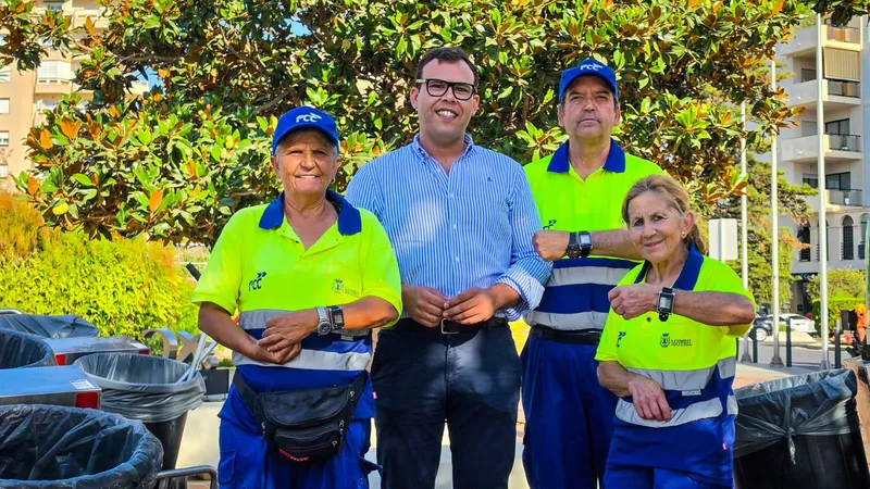Motril protege a su personal de limpieza viaria del calor con pulseras inteligentes