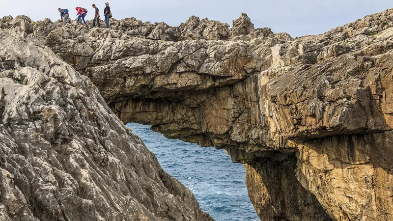 Llanes despliega su riqueza natural con un mapa interactivo de rutas y monumentos