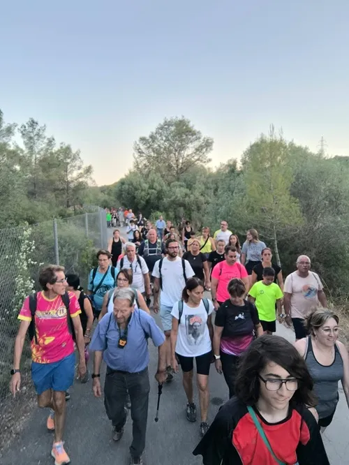 Canyelles celebra con éxito su primera caminata nocturna bajo la luna llena