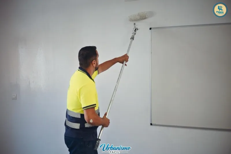 Pájara renueva sus colegios municipales con pintura para el inicio del curso escolar