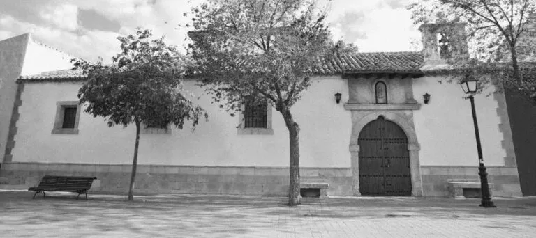 La Ermita de la Concepción de Sisante alberga arte sacro y frescos de Felipe Navarro