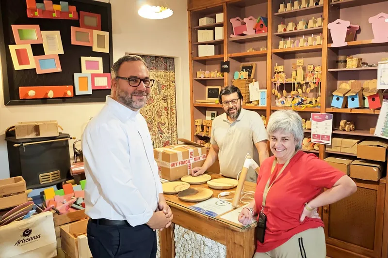 El alcalde de Tomelloso visita Mondema Artesanos, referente en carpintería y restauración