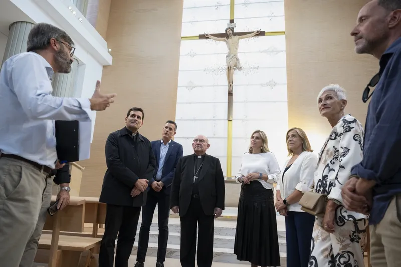 La presidenta de la Diputación visita la iglesia de San Juan Pablo II de Benicàssim antes de su consagración