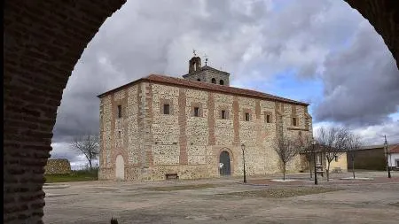 La Iglesia de San Pedro de Labajos, joya del siglo XVI con retablo barroco