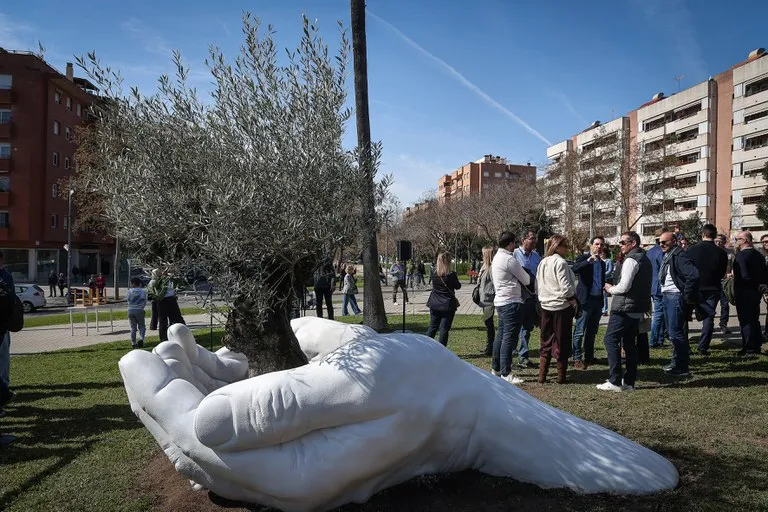 Castelldefels da la bienvenida a la escultura 'GIVE' de Lorenzo Quinn