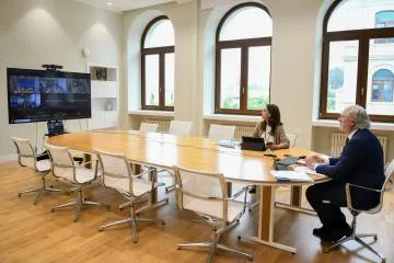 El Gobierno central fuerza a la Xunta a suprimir el programa de auxiliares de conversación