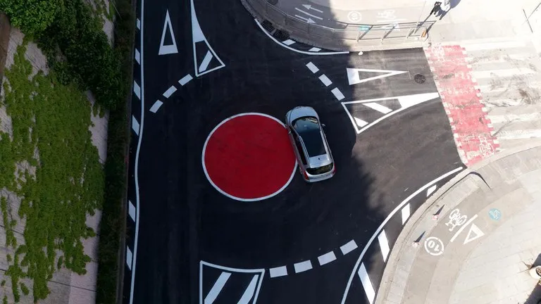 Castelldefels estrena una nueva rotonda para mejorar la movilidad en Montemar