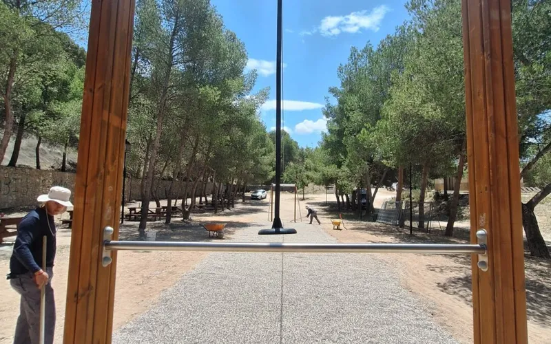 Villena estrena tirolina infantil en el área recreativa de Las Cruces