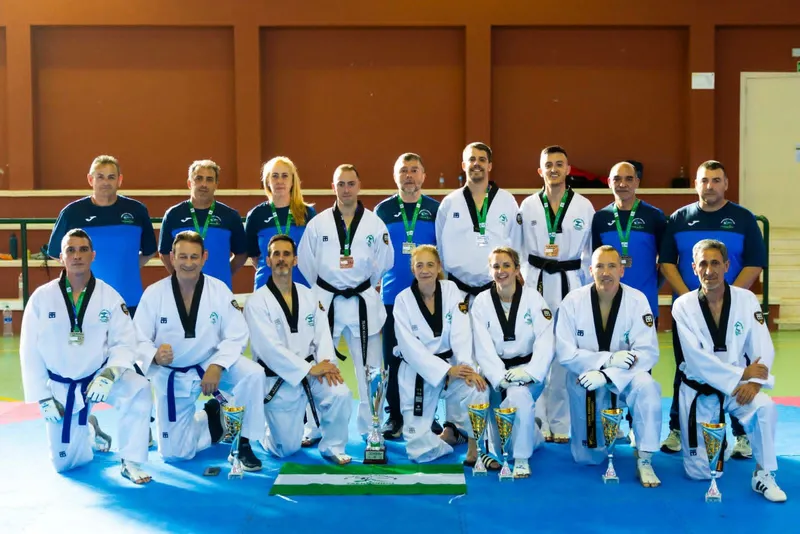 El Club Sierra Sur de Taekwondo brilla en el Open de Andalucía y suma éxitos formativos
