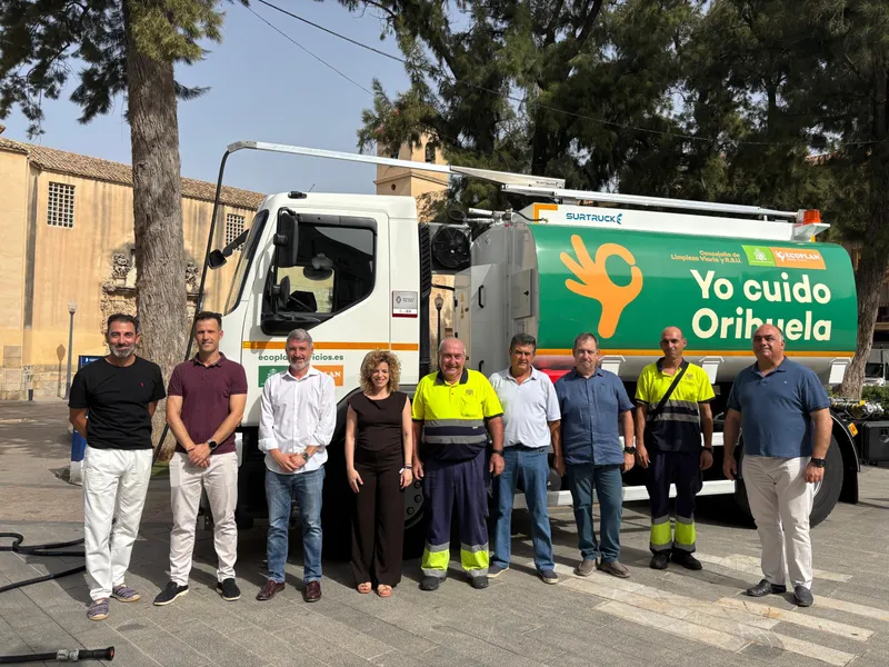 Orihuela estrena camión cuba para mejorar la limpieza viaria