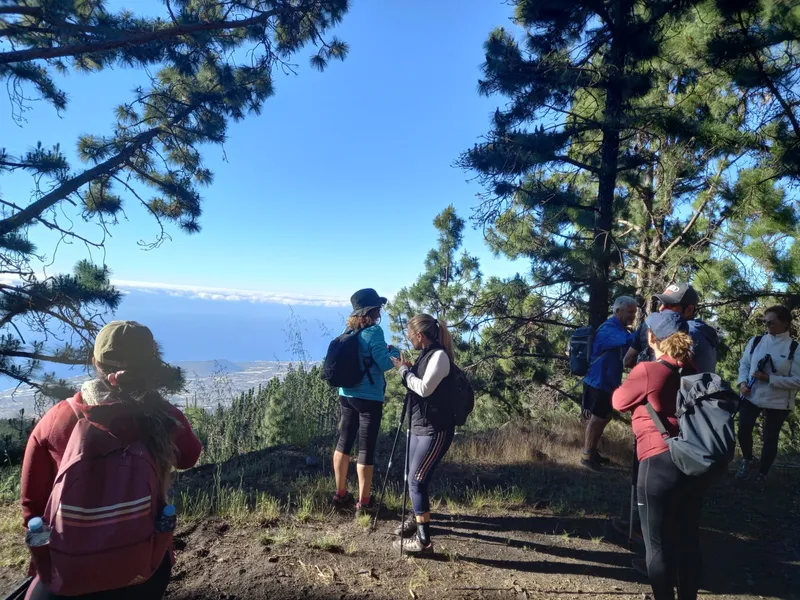 Senderismo por la Pista de Boca del Valle: naturaleza y vistas panorámicas