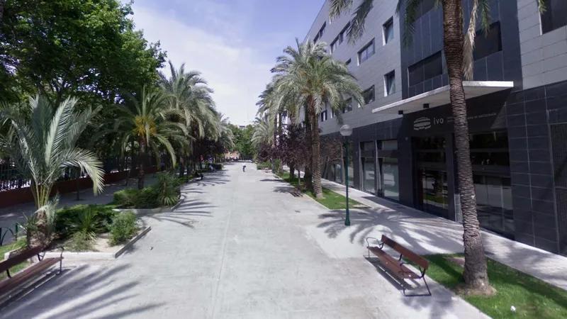 El Ayuntamiento de València cede una parcela al IVO para ampliar su hospital y crea zonas verdes