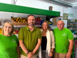 El alcalde de Telde visita la Frutería Mireia y Nira en su quinto aniversario