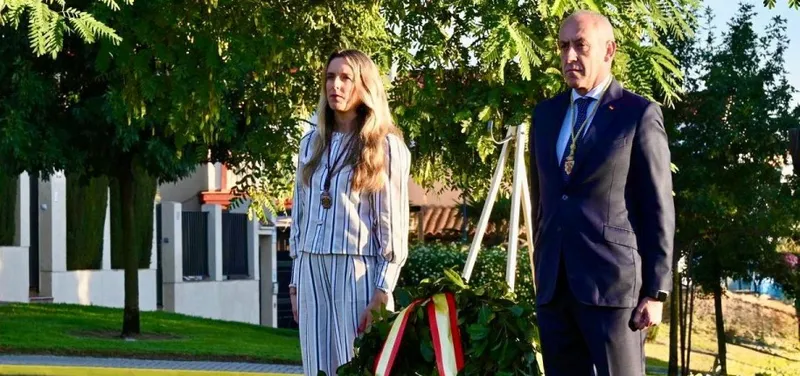 Tomares renombra la Rotonda de la Luz como 'Glorieta de la Hispanidad'