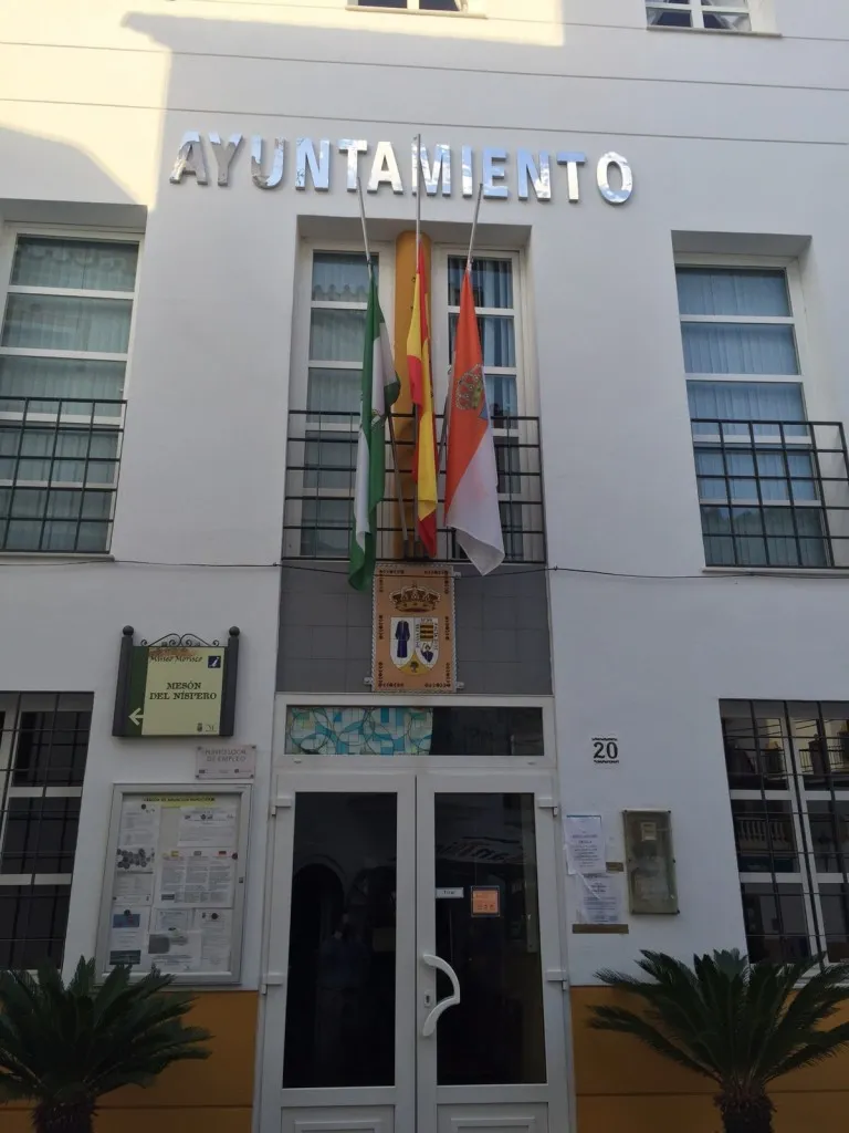 Sayalonga y Corumbela: Horarios y Contactos de Servicios Municipales Actualizados