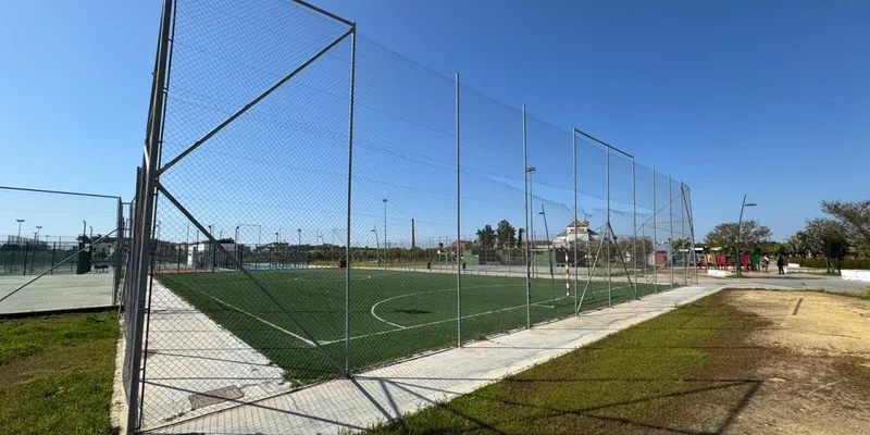 Utrera adjudica la renovación del césped de las pistas de fútbol del Parque V Centenario