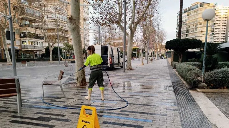 Benidorm intensifica la limpieza y recogida de residuos para la temporada alta