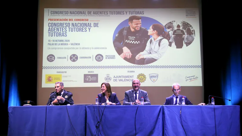 València forma a sus policías locales como "agentes tutores" para proteger a menores
