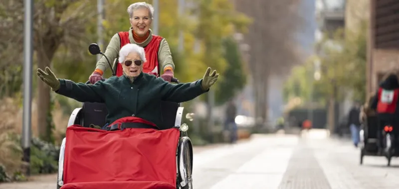 Las 'Yayacletas' llegan a Tafalla para pasear a personas mayores y con movilidad reducida