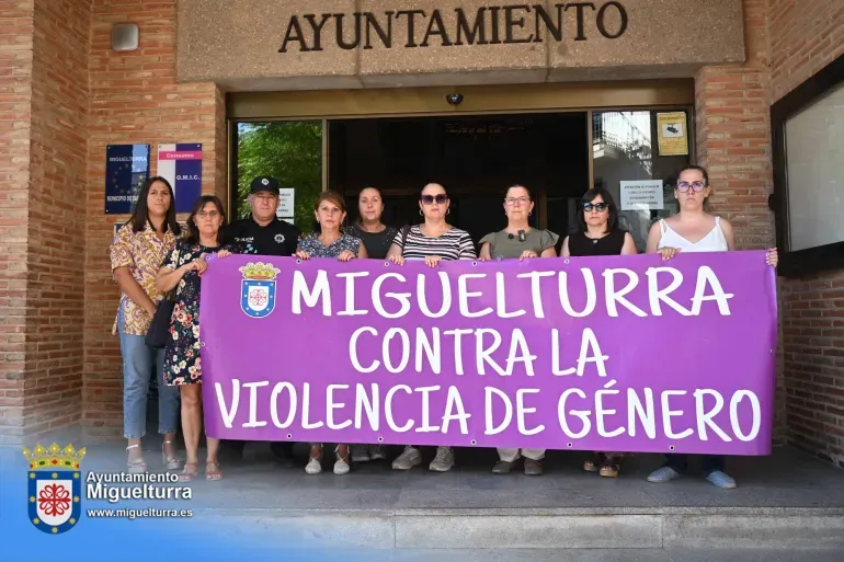 Miguelturra condena el último asesinato machista con una concentración y manifiesto institucional