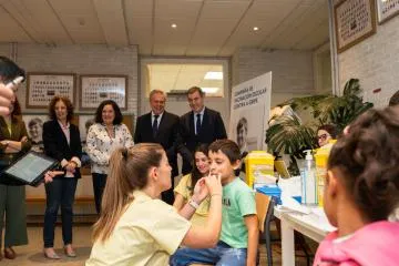 La Xunta amplía la vacunación antigripal sin pinchazo a 75 colegios gallegos para proteger a más de 26.500 escolares