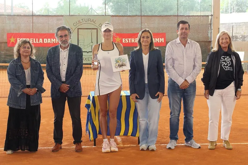 Luisa Sánchez asiste a la final del torneo de tenis junior ITF en Sanxenxo